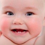 Tanda & Umur Yang Sepatutnya Bayi Anda Tumbuh Gigi